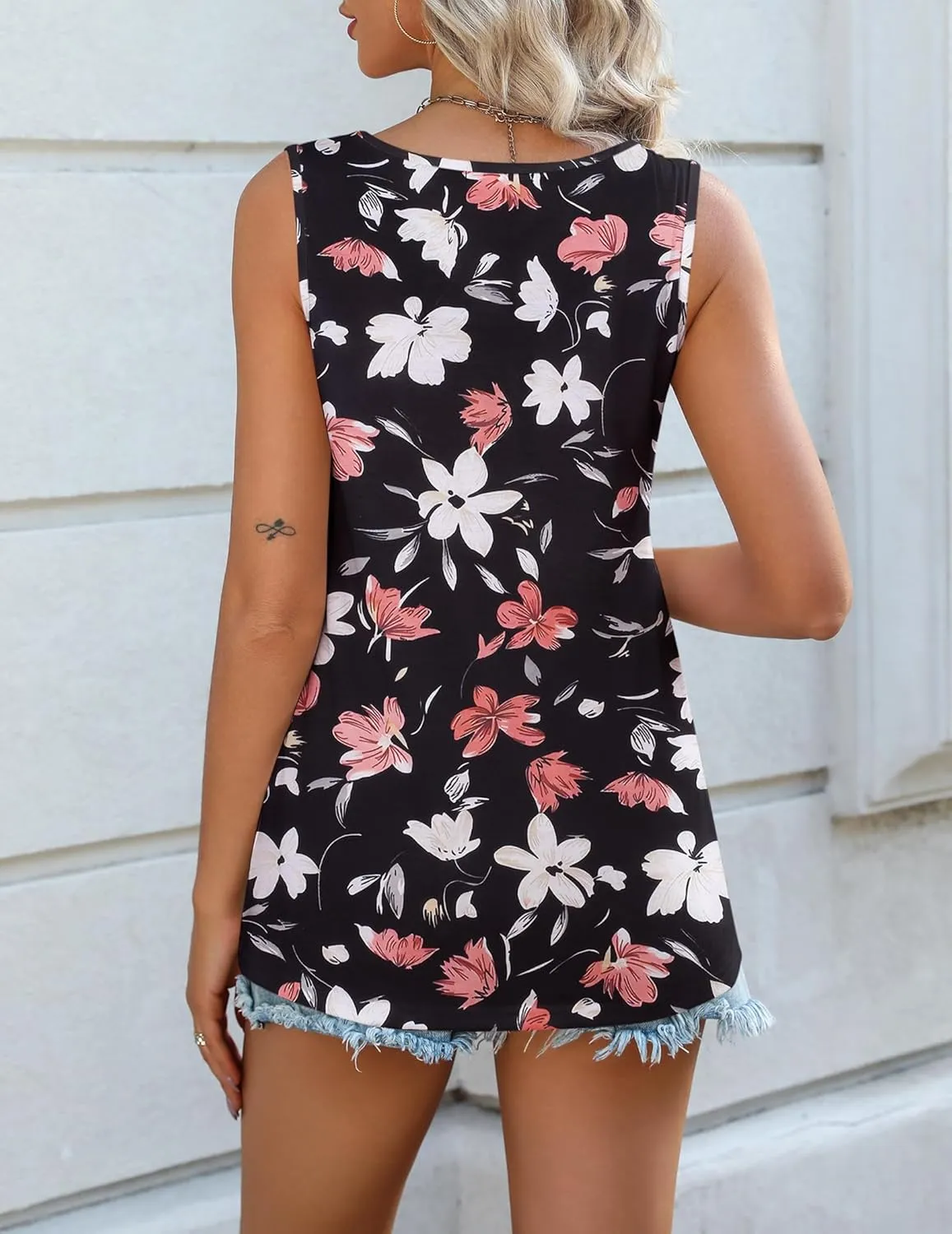 Zeagoo Women 2025 V Neck Lace Tank Tops Summer Floral Print Loose Fit Tops Sleeveless Shirts Casual Trendy Blouse